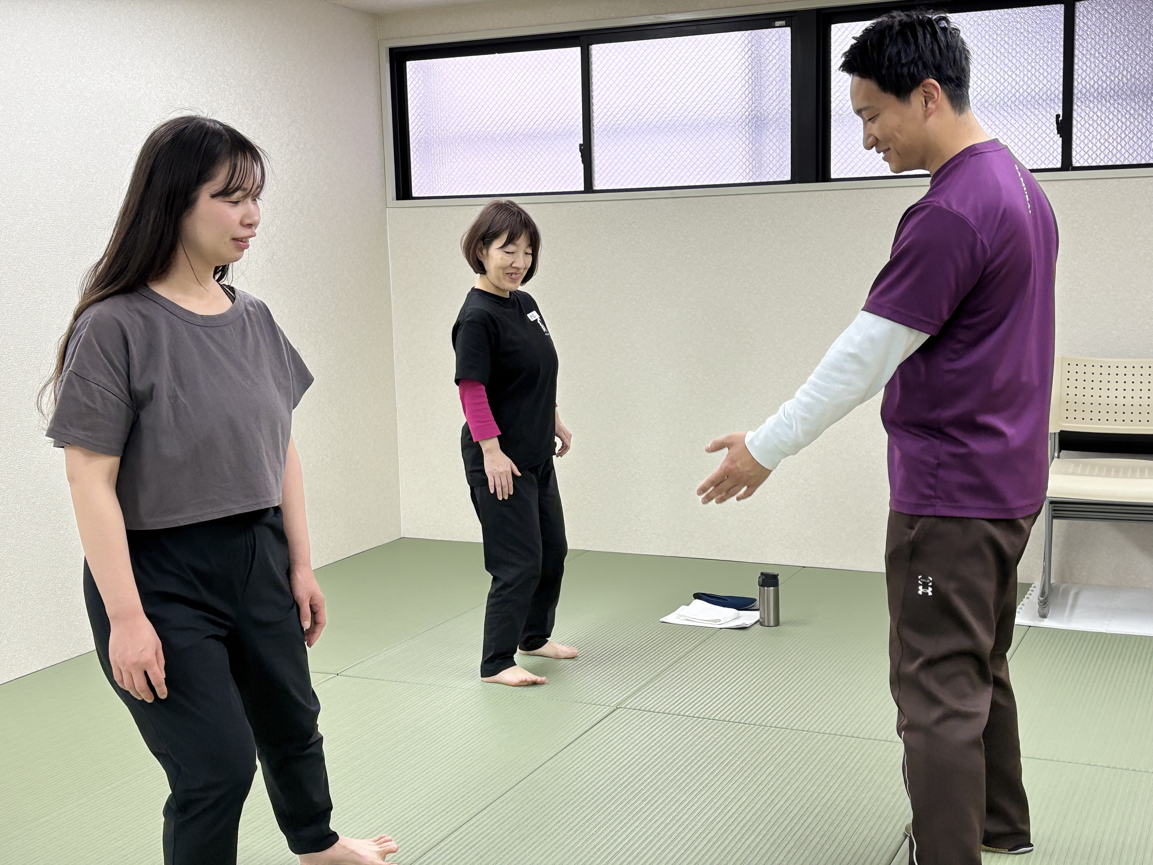 真っ直ぐ立つ姿勢を確認している様子